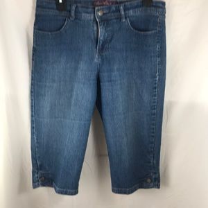Gloria Vanderbilt Size 8 Jean Capri With Buttons